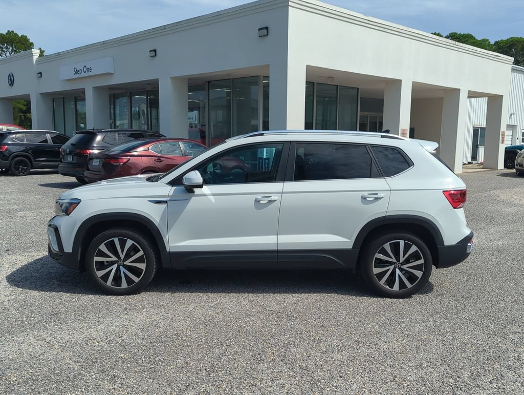 Certified 2023 Volkswagen Taos SE w/ Panoramic Sunroof Package FWD image 4