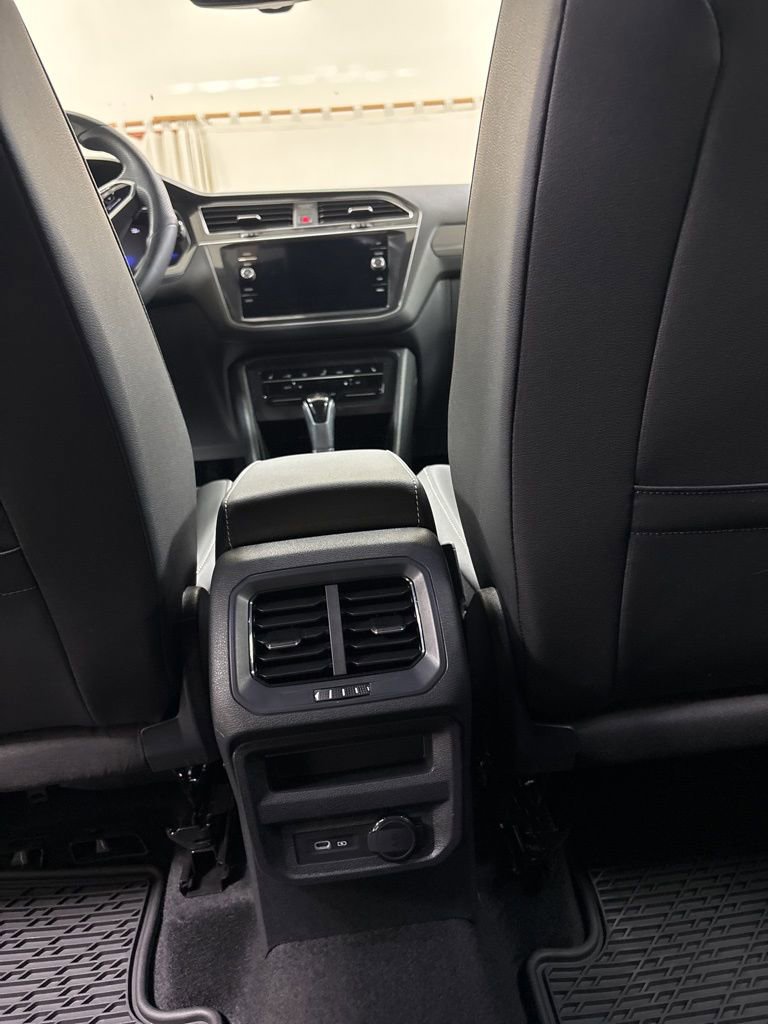 Used 2024 Volkswagen Tiguan SE R-Line AWD/4WD image 19