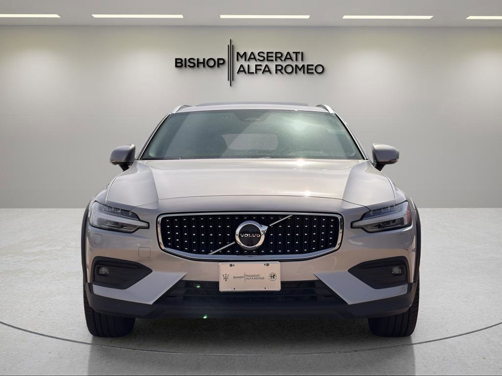 Used 2025 Volvo V60 B5 Cross Country Plus image 2