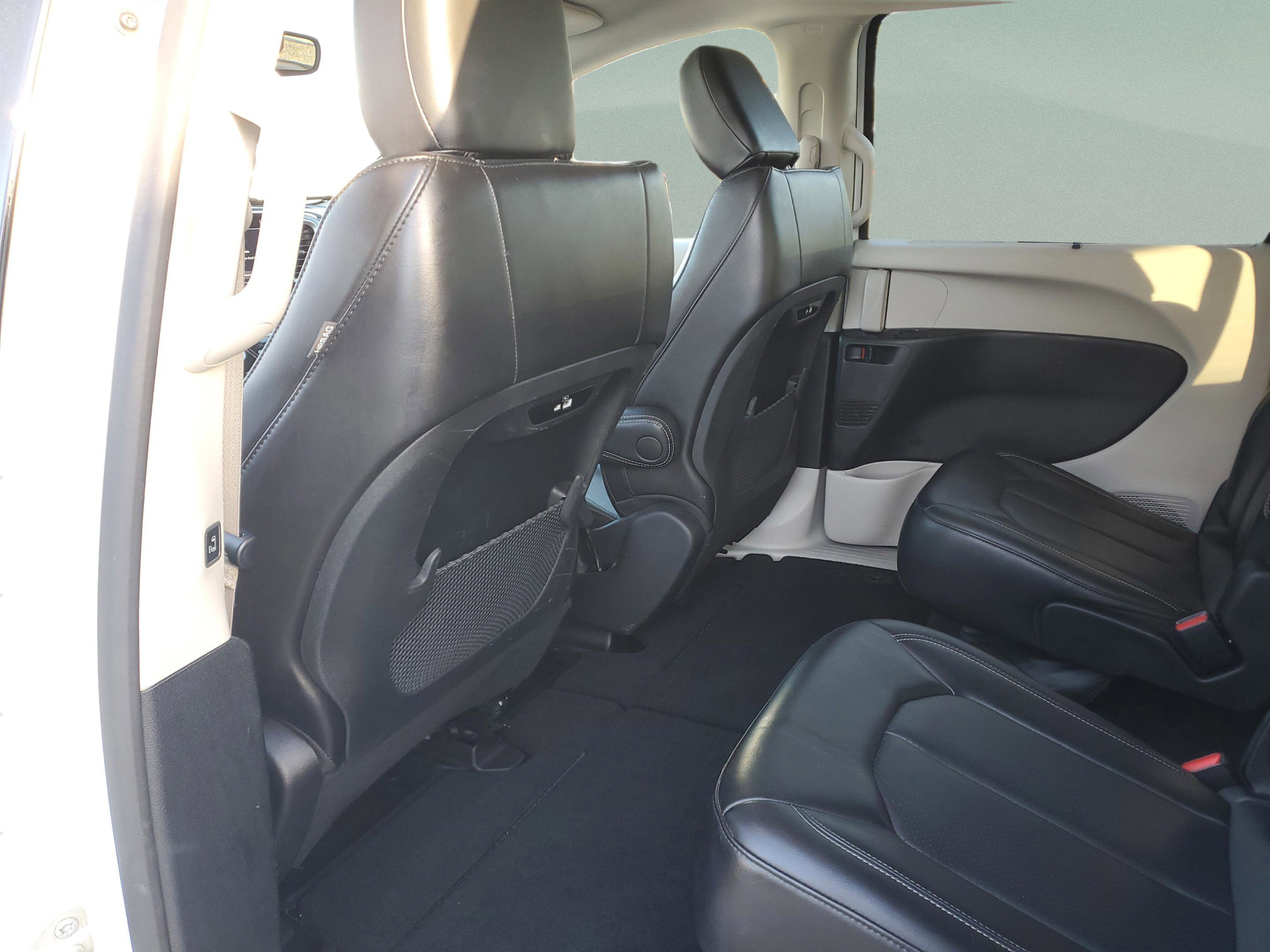 Used 2023 Chrysler Pacifica Touring-L image 32