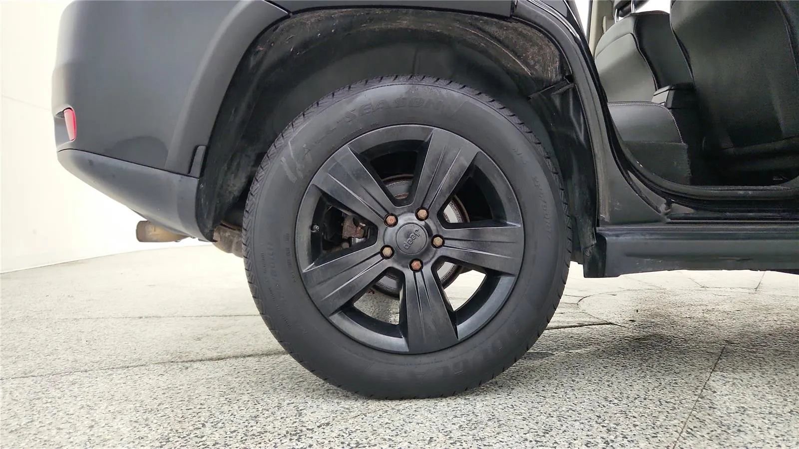 Used 2017 Jeep Compass Latitude image 13