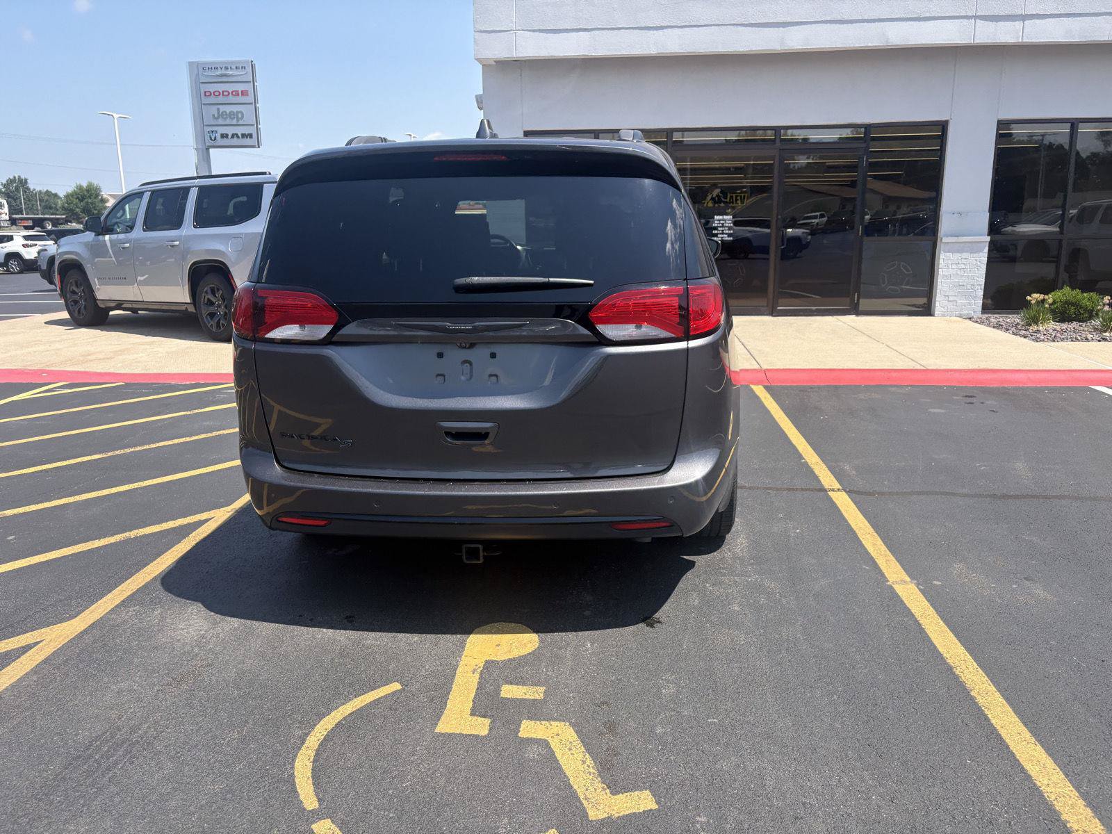 Used 2018 Chrysler Pacifica Touring-L Plus w/ S Appearance Package FWD image 6