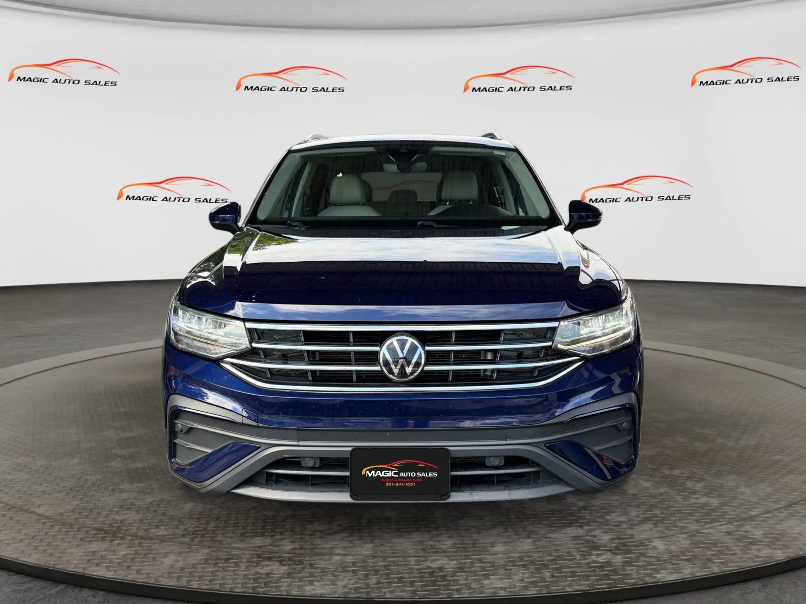 Used 2023 Volkswagen Tiguan SE w/ Panoramic Sunroof Package AWD/4WD image 3