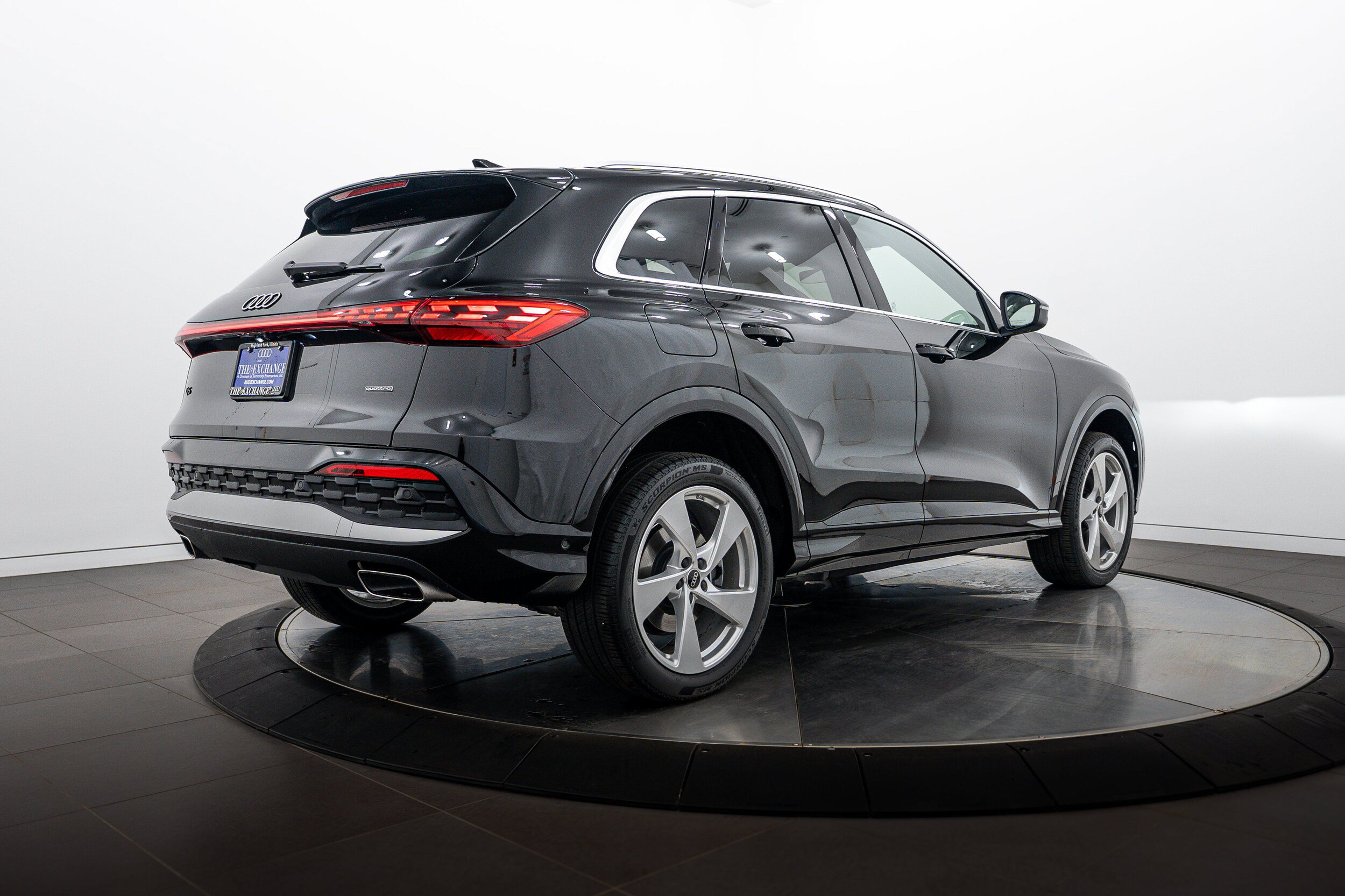 Used 2025 Audi Q5 Premium Plus w/ Premium Plus AWD/4WD image 4