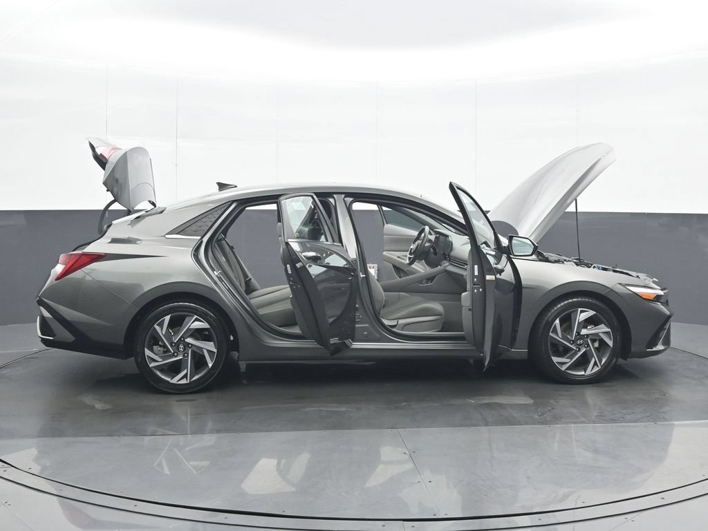 Used 2025 Hyundai Elantra SEL FWD image 36