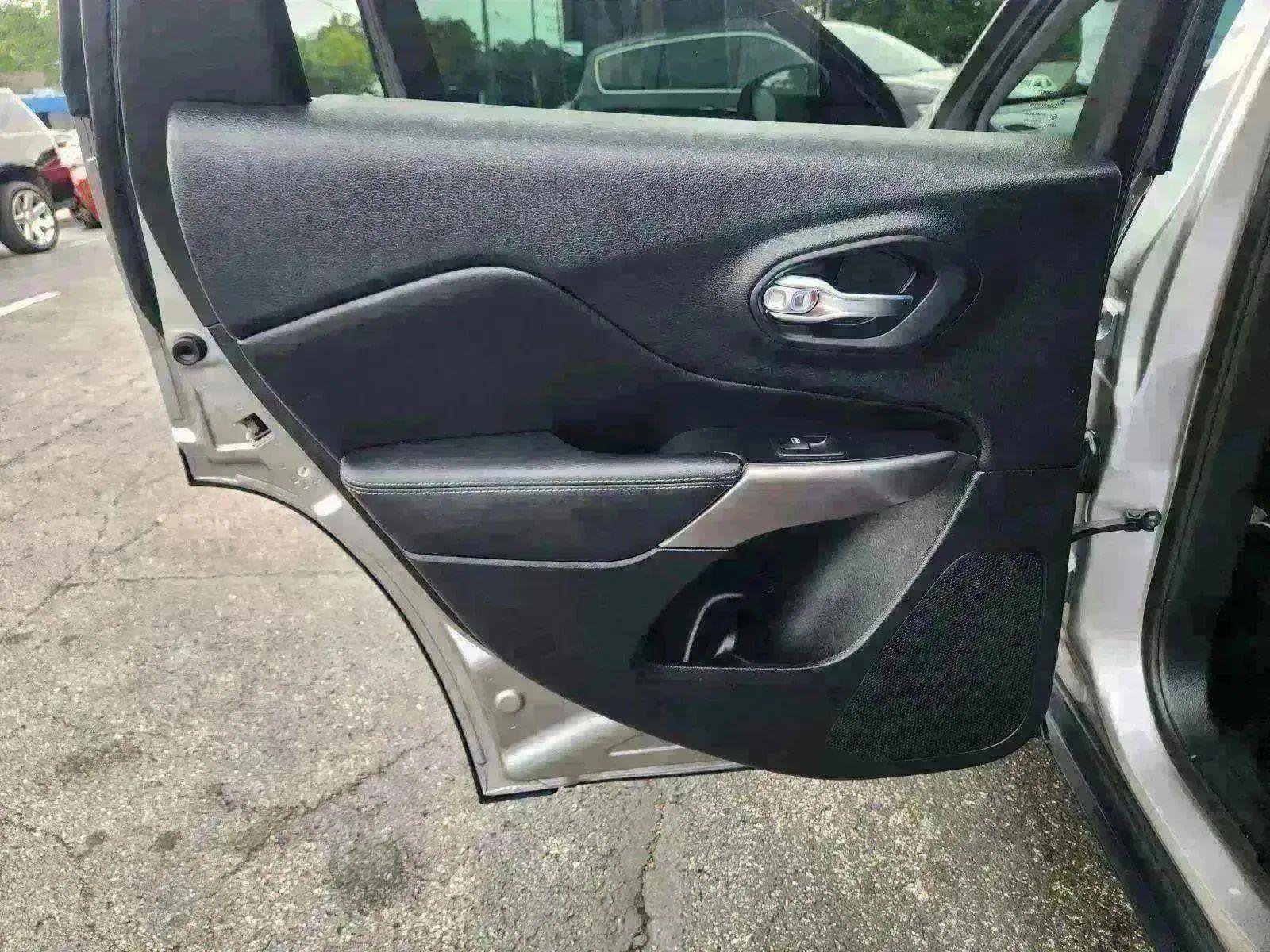 Used 2019 Jeep Cherokee Limited image 44