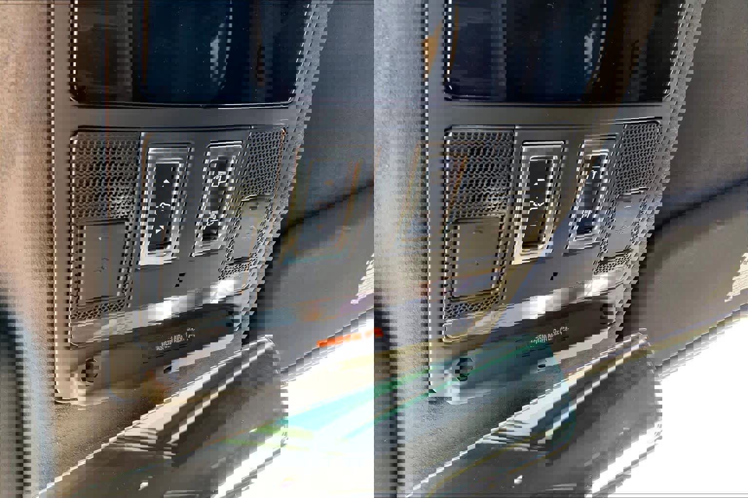 Used 2025 Land Rover Defender 110 X image 29