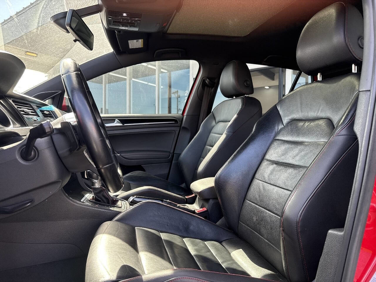 Used 2015 Volkswagen Golf 4-Door image 32