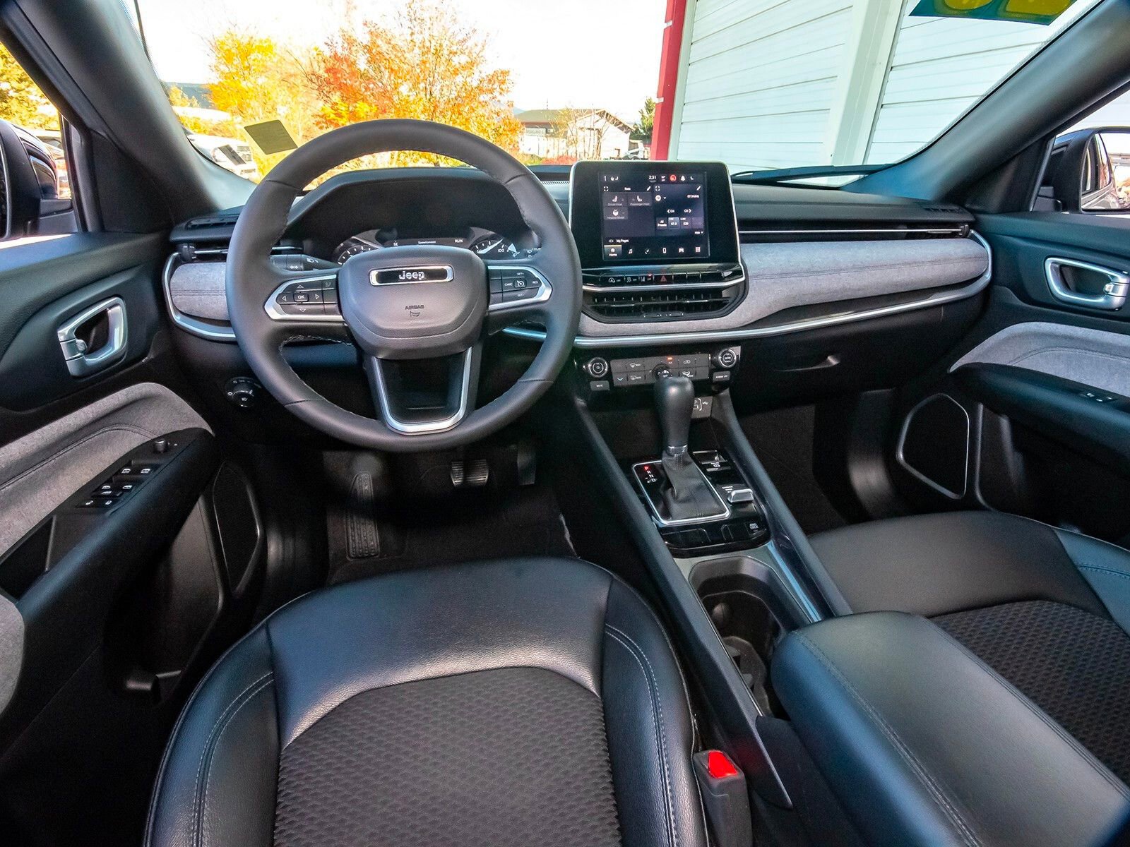 Used 2025 Jeep Compass Latitude image 35