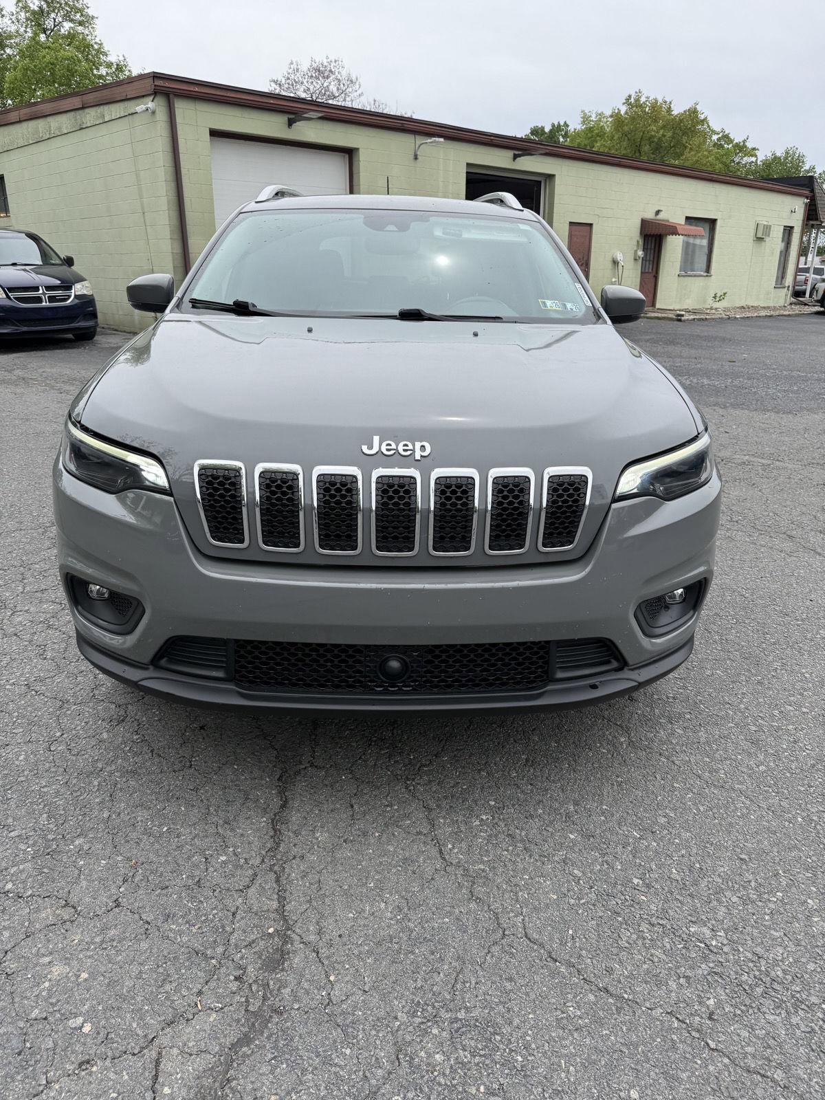 Used 2021 Jeep Cherokee Latitude Plus AWD/4WD image 3