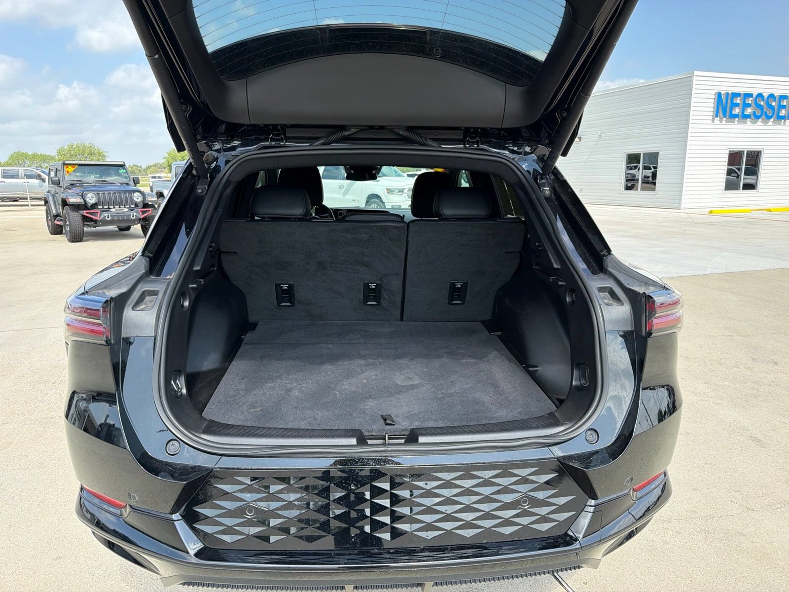 Used 2025 Chevrolet Equinox EV RS FWD image 34