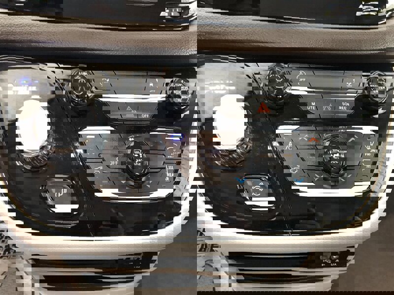 Used 2020 Chrysler Voyager LX image 12