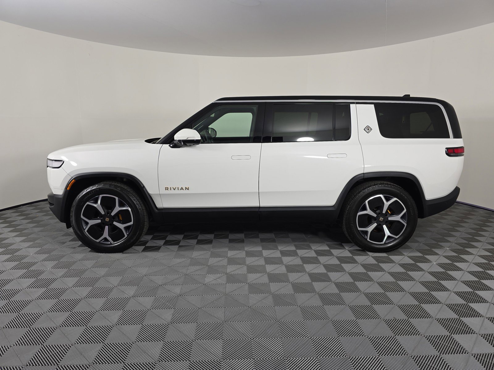 Used 2024 Rivian R1S Adventure image 2