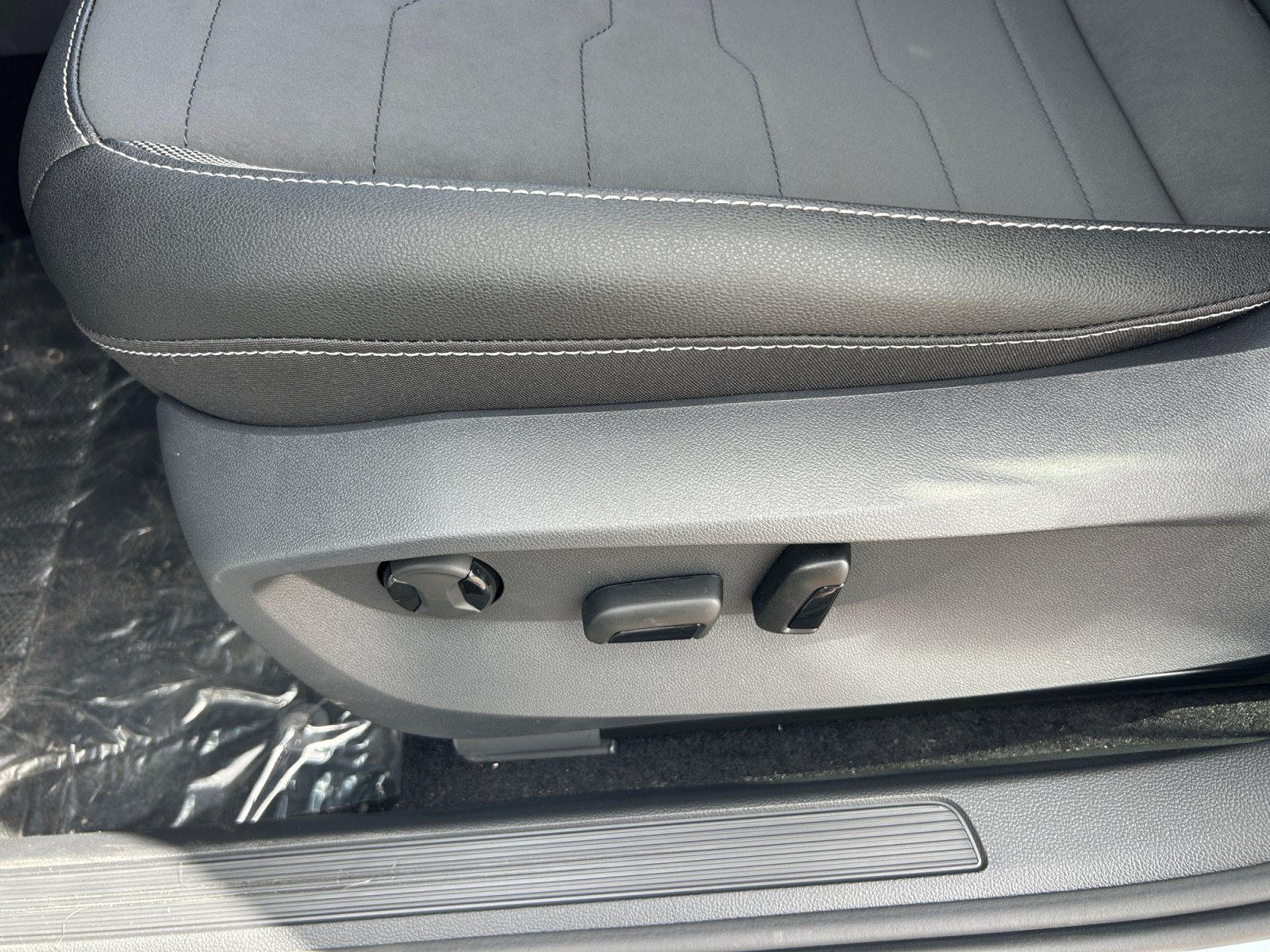 New 2026 Volkswagen Taos SE FWD image 14
