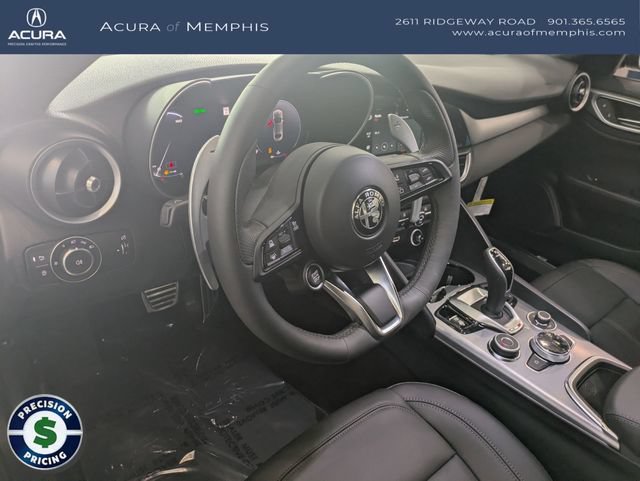Used 2025 Alfa Romeo Giulia AWD w/ Driving Assist Package image 11