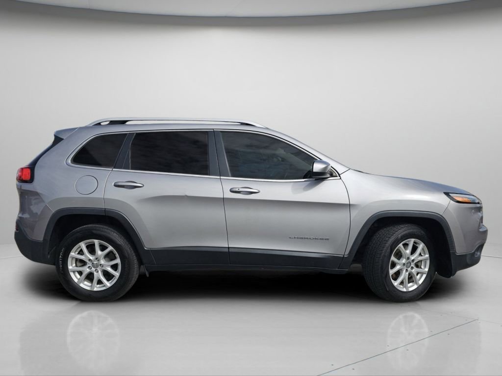 Used 2017 Jeep Cherokee Latitude w/ Comfort/Convenience Group AWD/4WD image 23