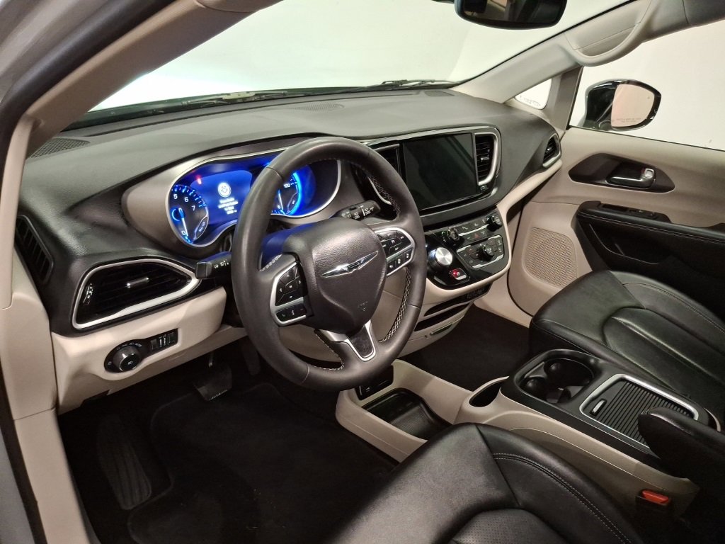 Used 2024 Chrysler Pacifica Touring-L image 18
