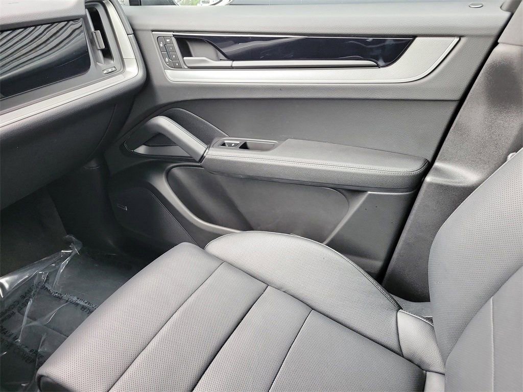 Certified 2025 Porsche Cayenne image 23