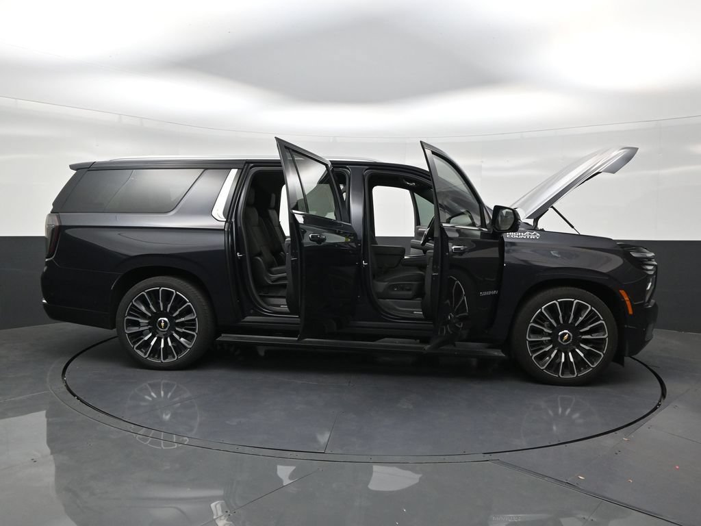 Used 2026 Chevrolet Suburban High Country AWD/4WD image 28