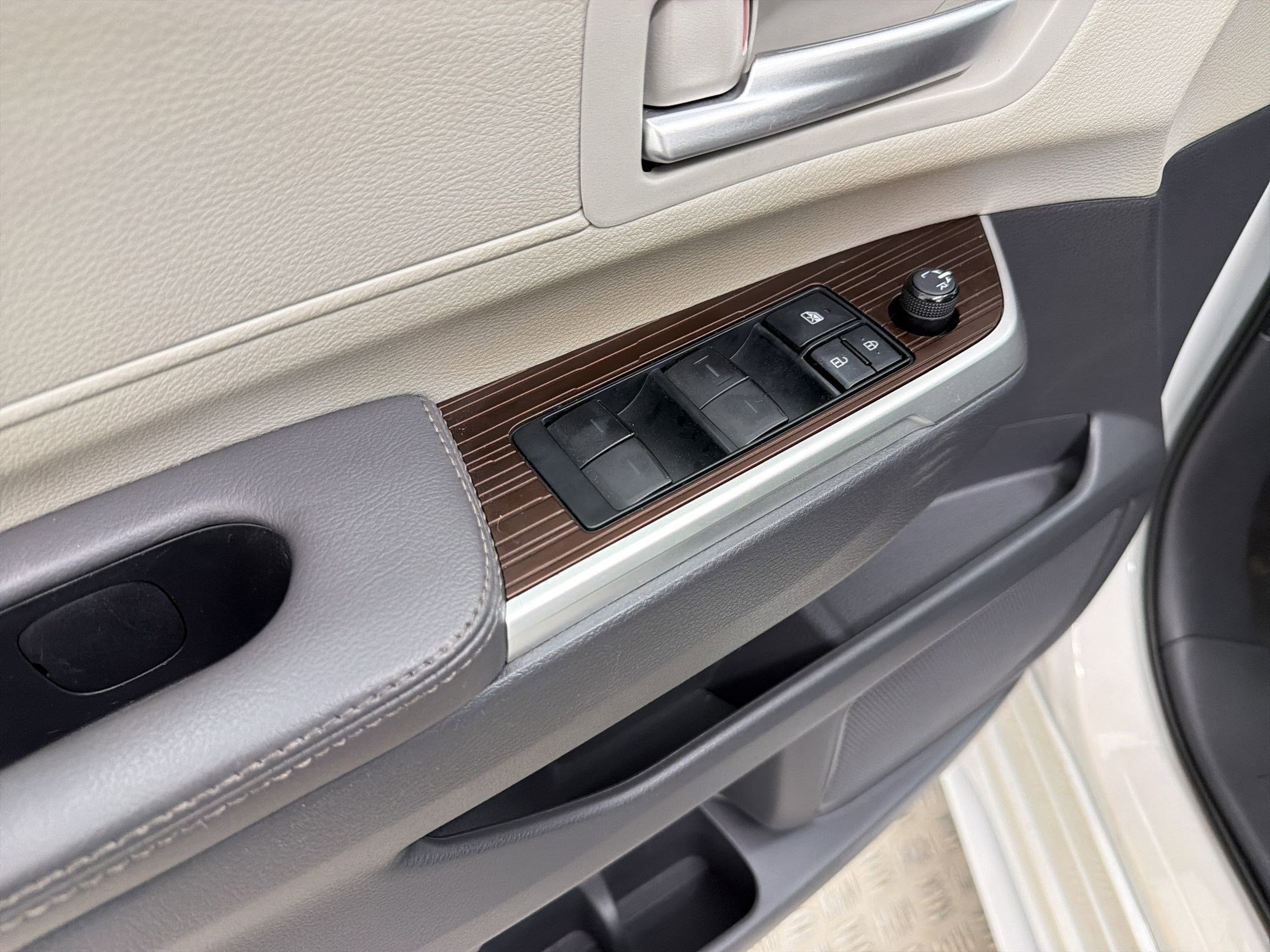 Used 2022 Toyota Sienna XLE image 11