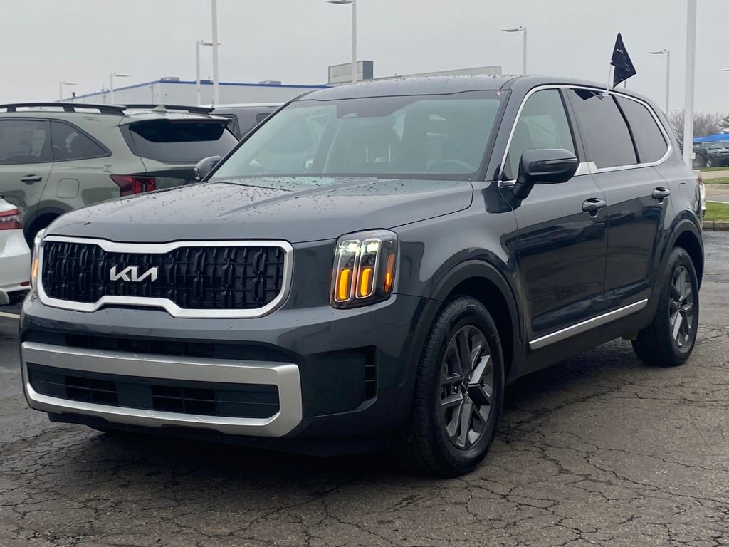Used 2024 Kia Telluride LX image 3