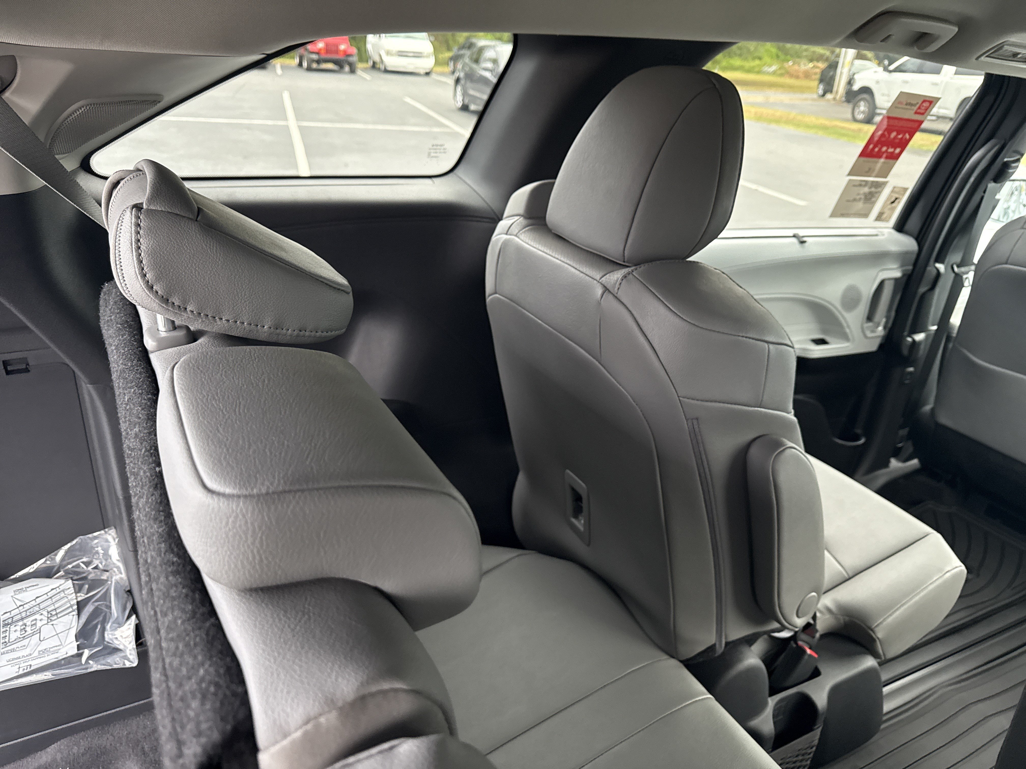 New 2025 Toyota Sienna XLE w/ XLE Plus Package FWD image 30
