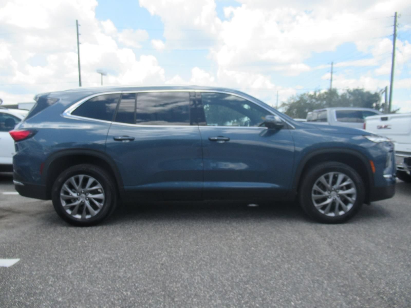 Used 2025 Buick Enclave Preferred AWD/4WD image 2
