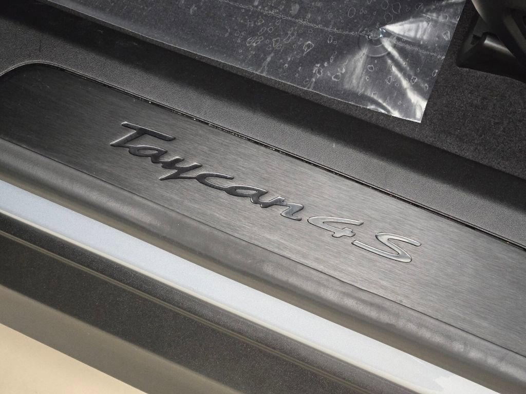 Used 2021 Porsche Taycan 4S w/ Premium Package image 33