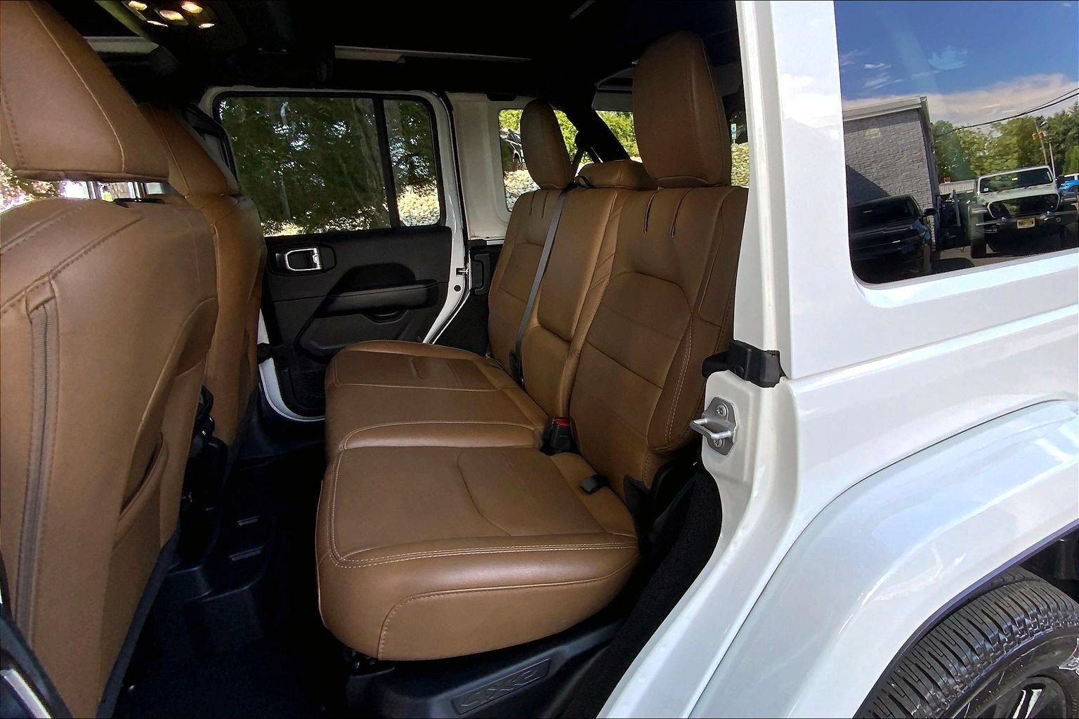 Used 2022 Jeep Wrangler Unlimited Sahara w/ Cold Weather Group AWD/4WD image 17