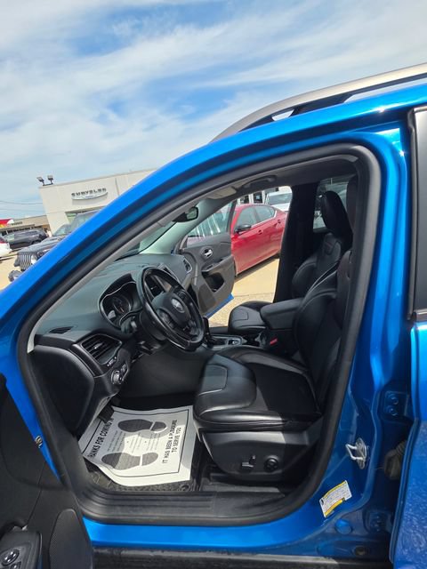 Used 2020 Jeep Cherokee Trailhawk w/ Cold Weather Group AWD/4WD image 13