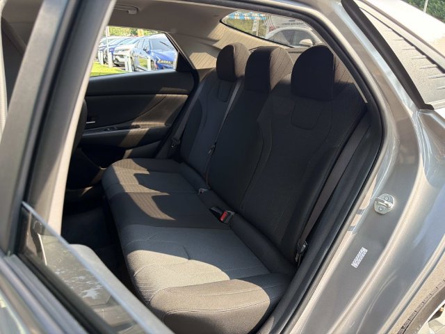 Used 2023 Hyundai Elantra SE w/ Preferred Accessory Package FWD image 15