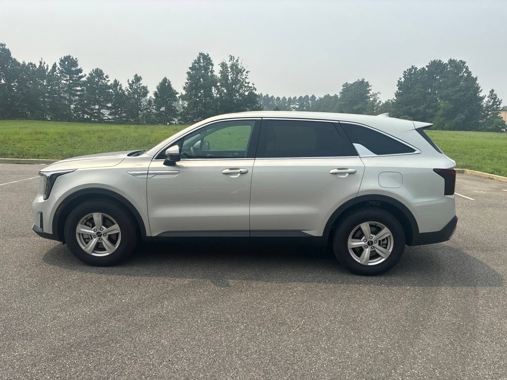 Used 2026 Kia Sorento LX FWD image 4