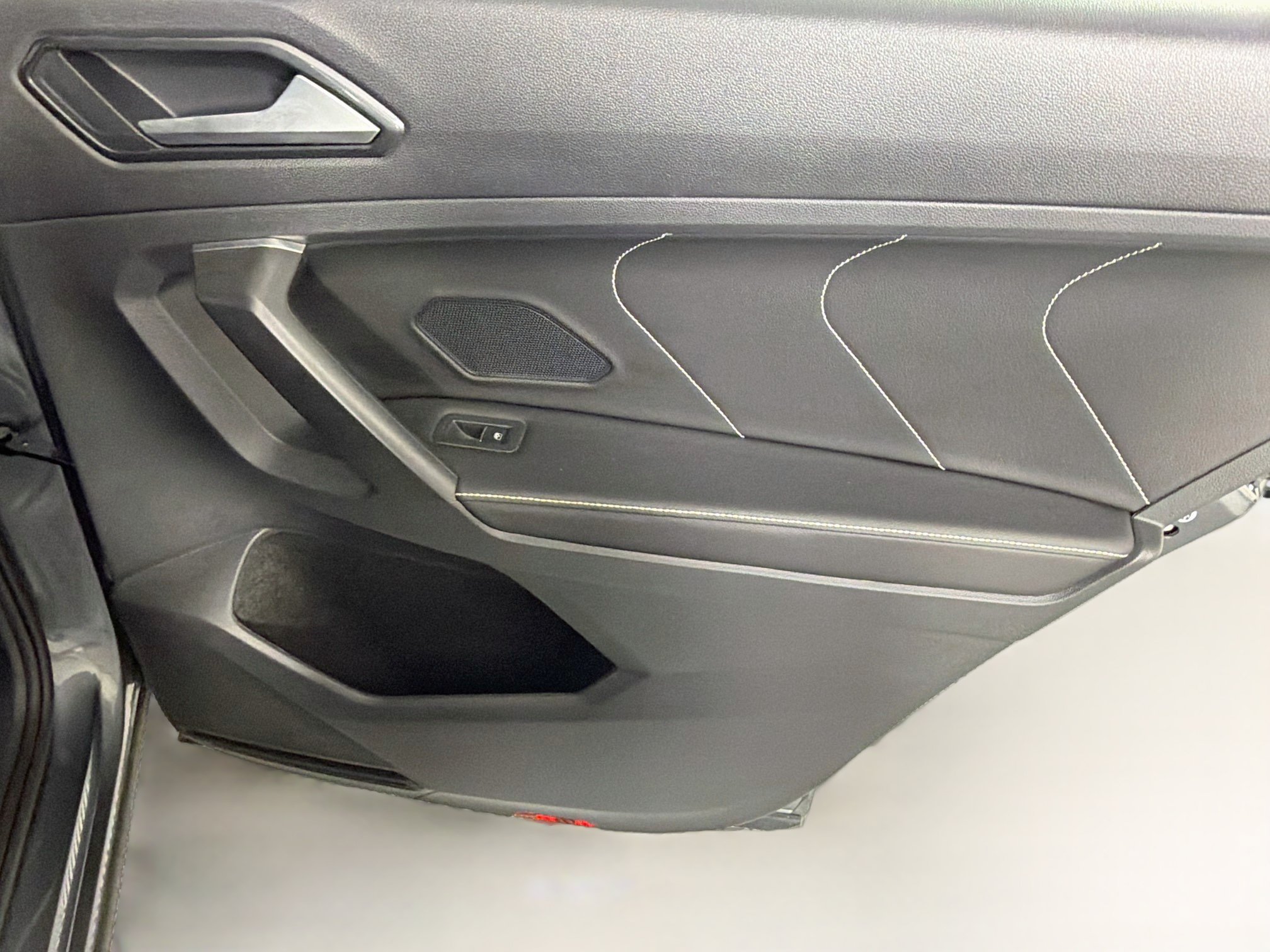 Used 2023 Volkswagen Tiguan SE R-Line FWD image 28