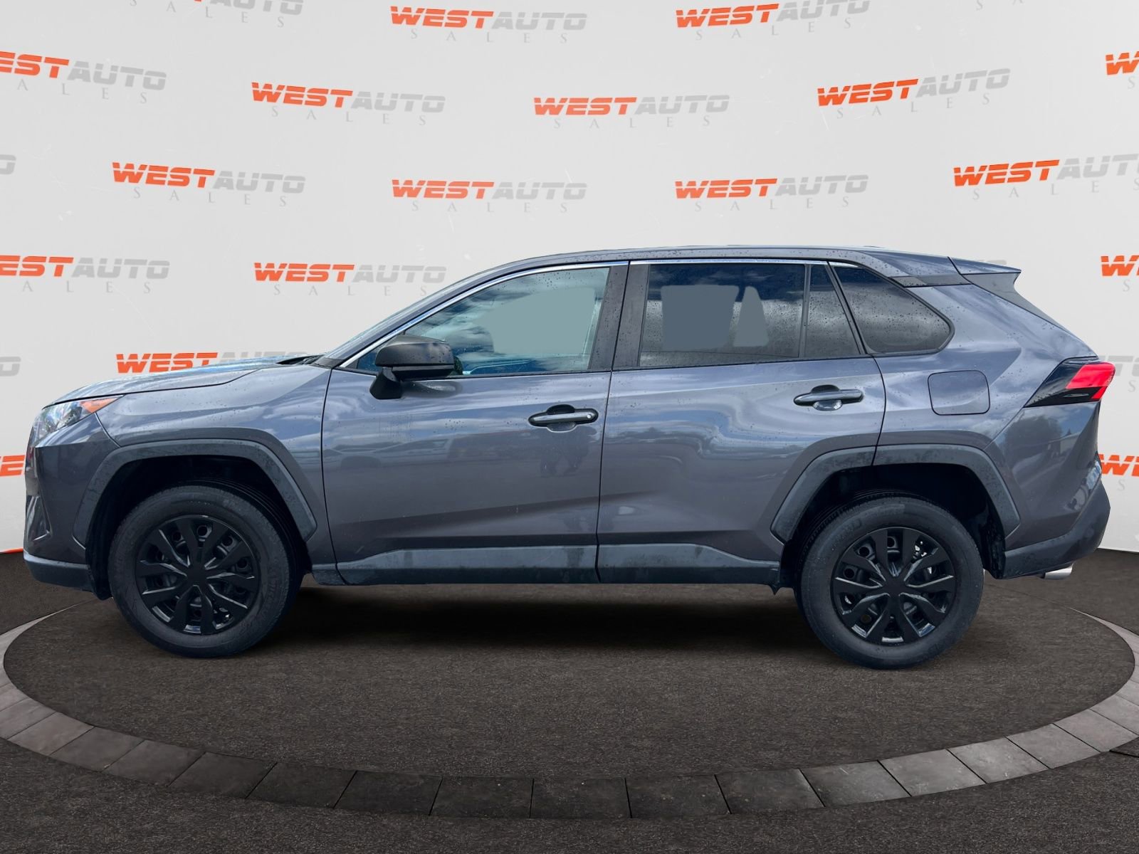 Used 2022 Toyota RAV4 LE AWD/4WD image 2