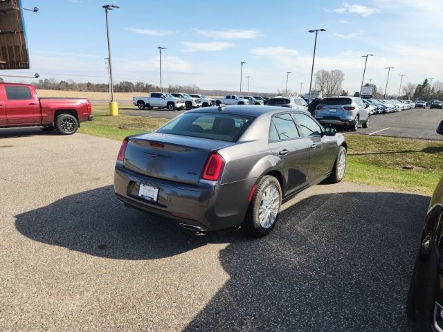 Used 2022 Chrysler 300 Touring L w/ Popular Equipment Group image 4