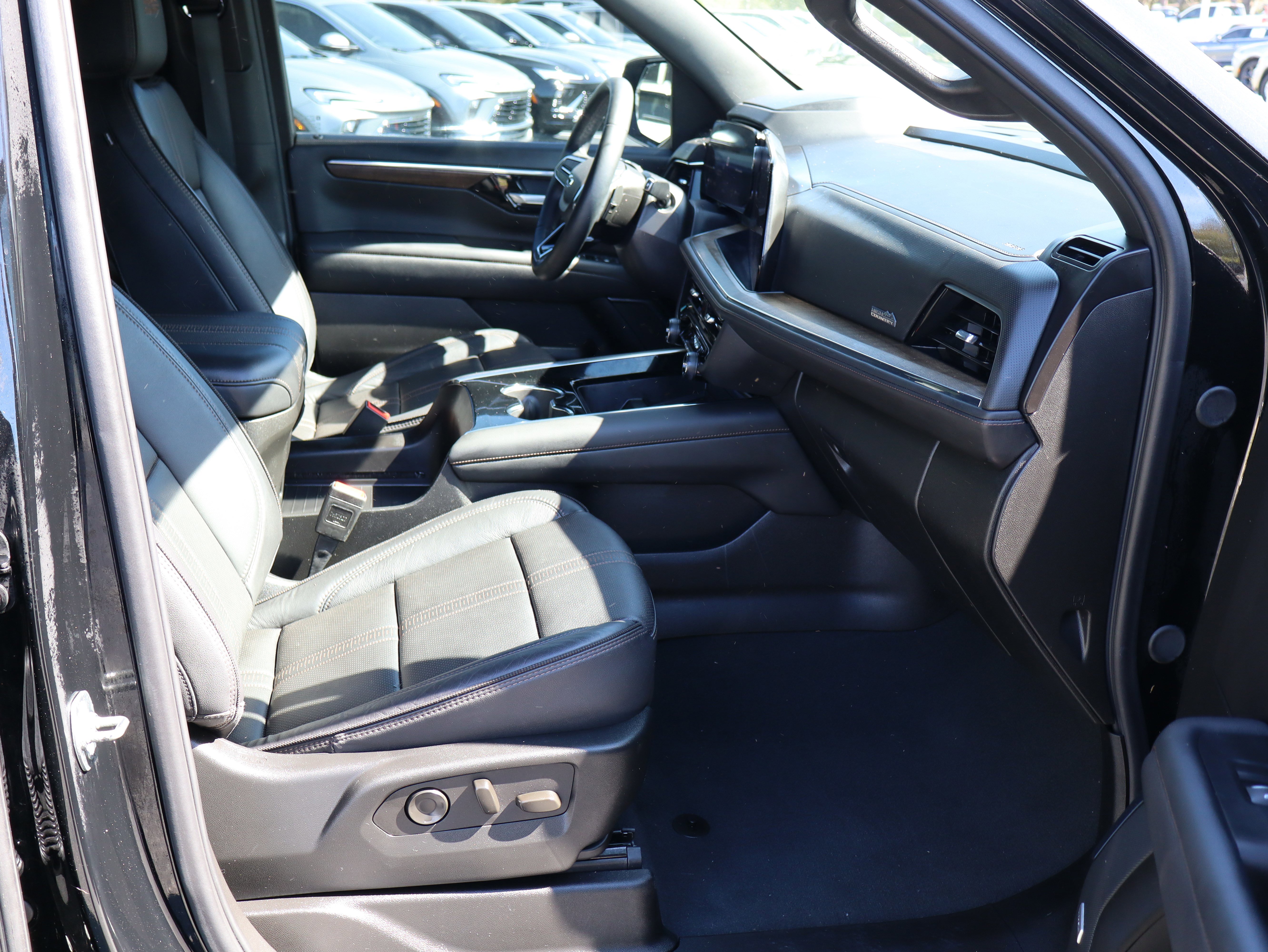 Used 2025 Chevrolet Tahoe High Country AWD/4WD image 27