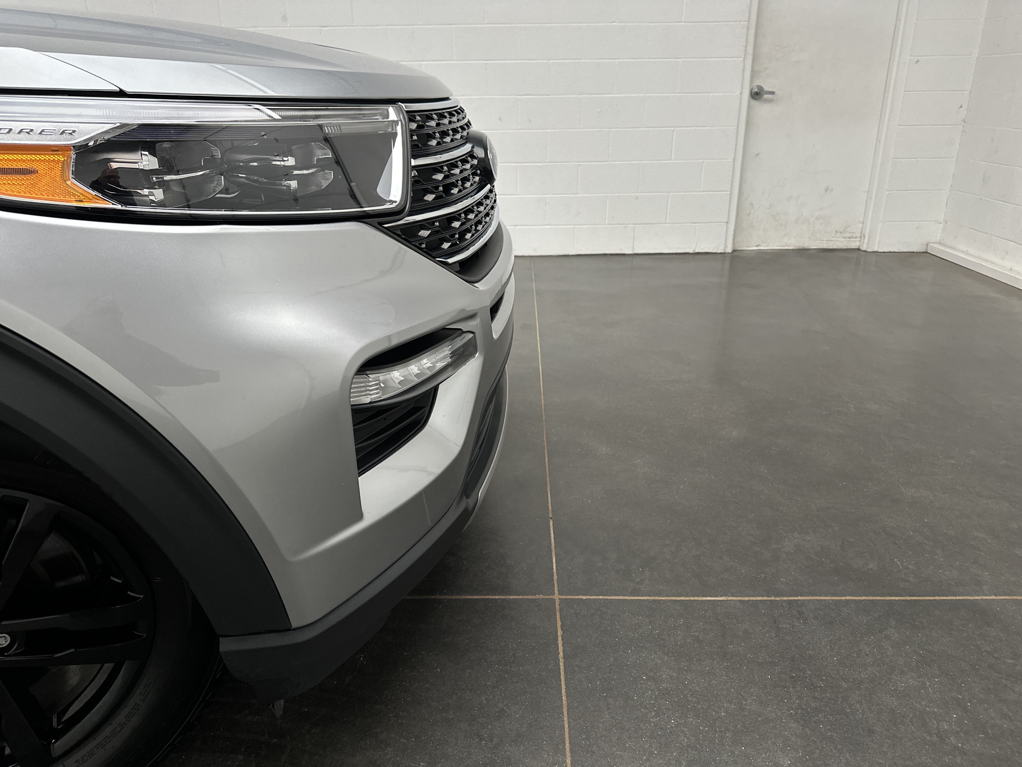 Used 2023 Ford Explorer XLT w/ Equipment Group 202A AWD/4WD image 2