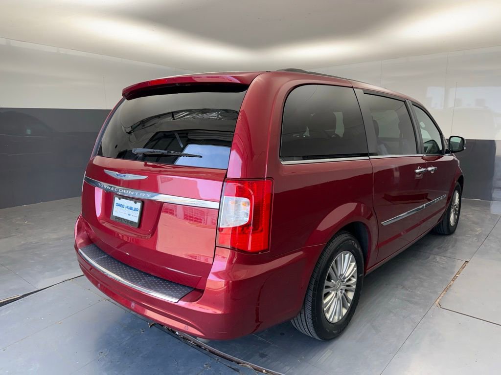 Used 2016 Chrysler Town & Country Touring-L image 12