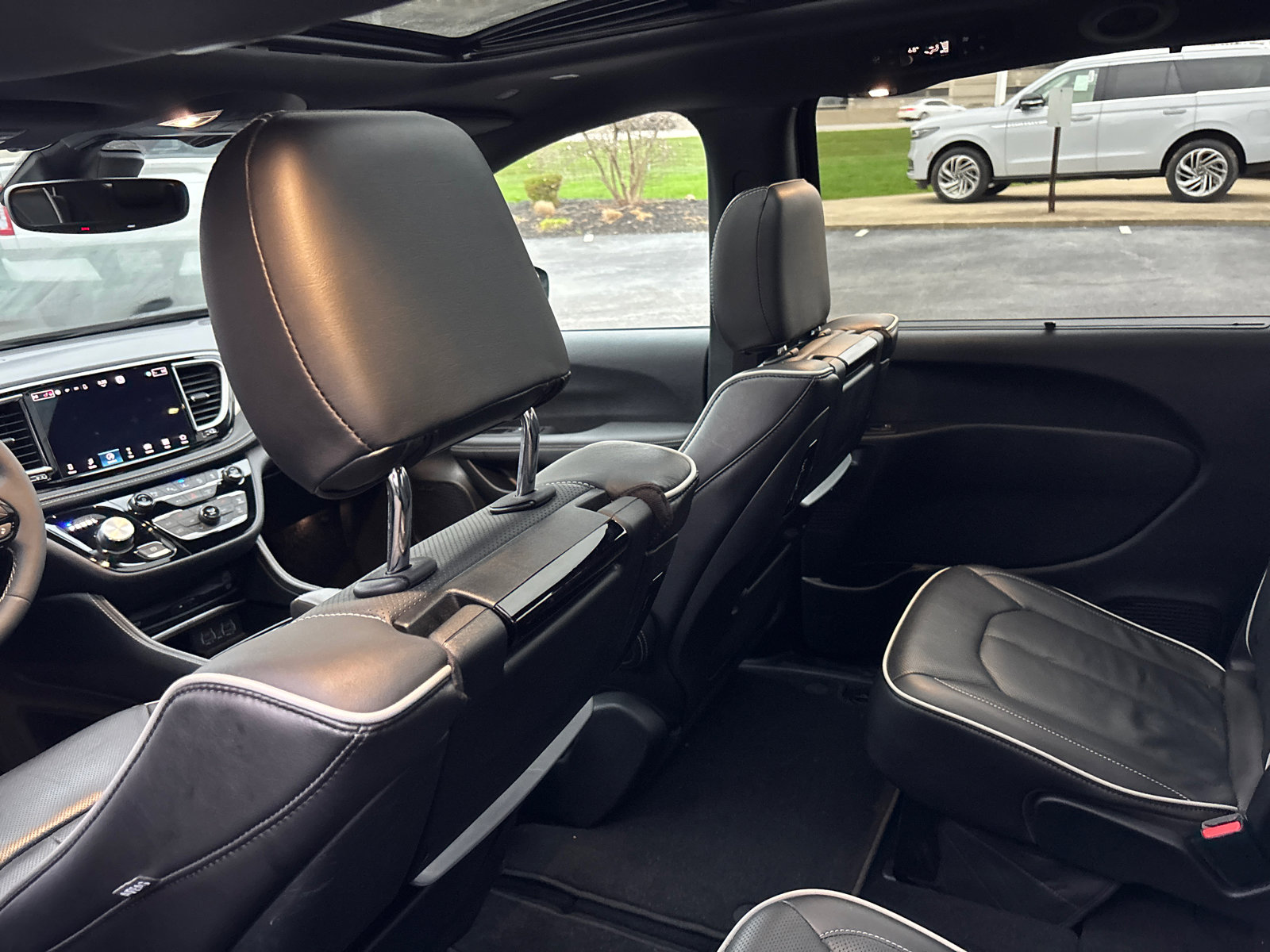 Used 2023 Chrysler Pacifica Limited w/ Uconnect Theater Family Group image 28