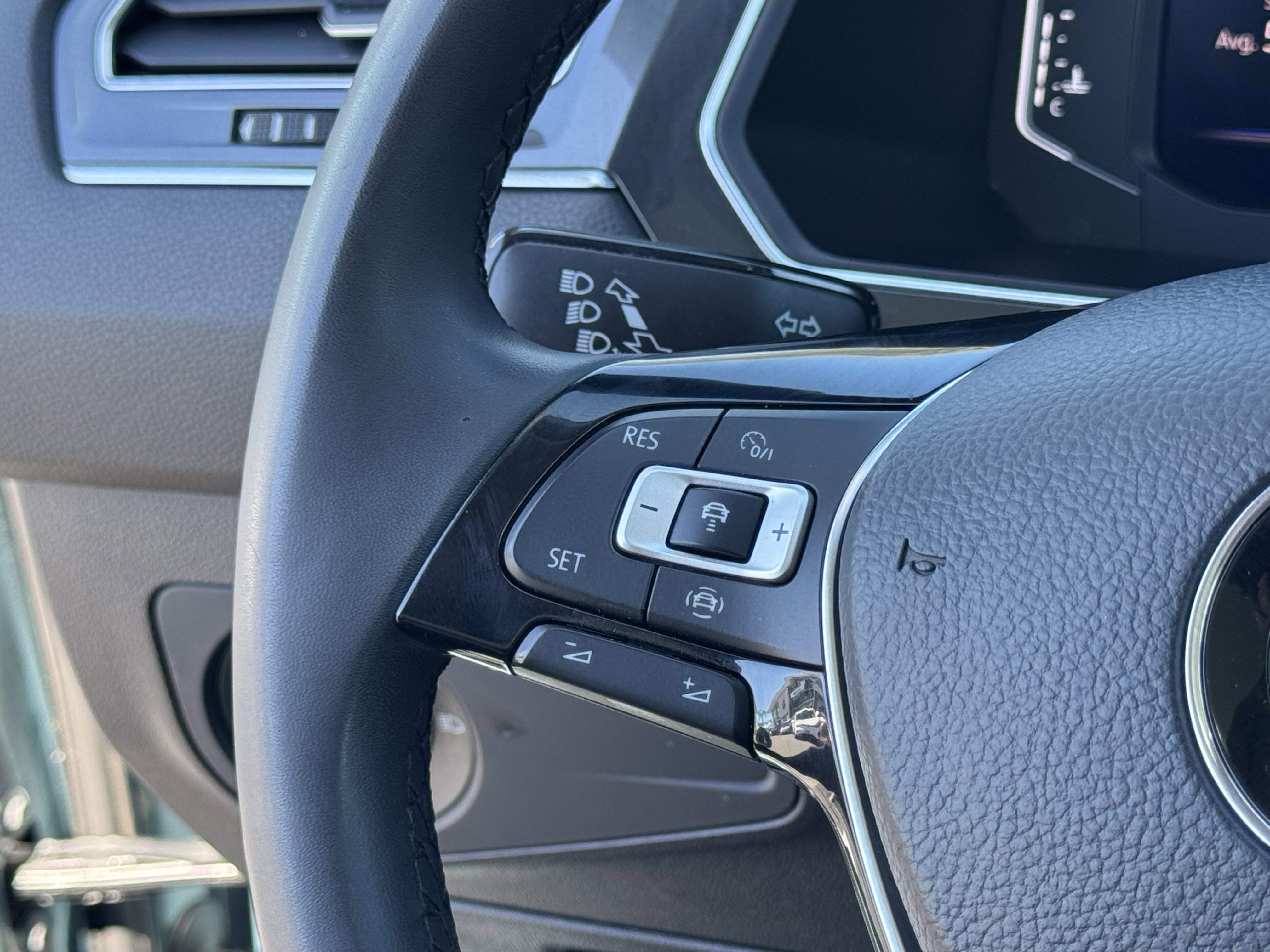 Used 2020 Volkswagen Tiguan SEL image 21