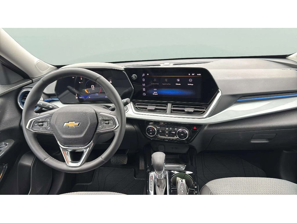 Used 2025 Chevrolet Trax LT w/ Sunroof Package image 13