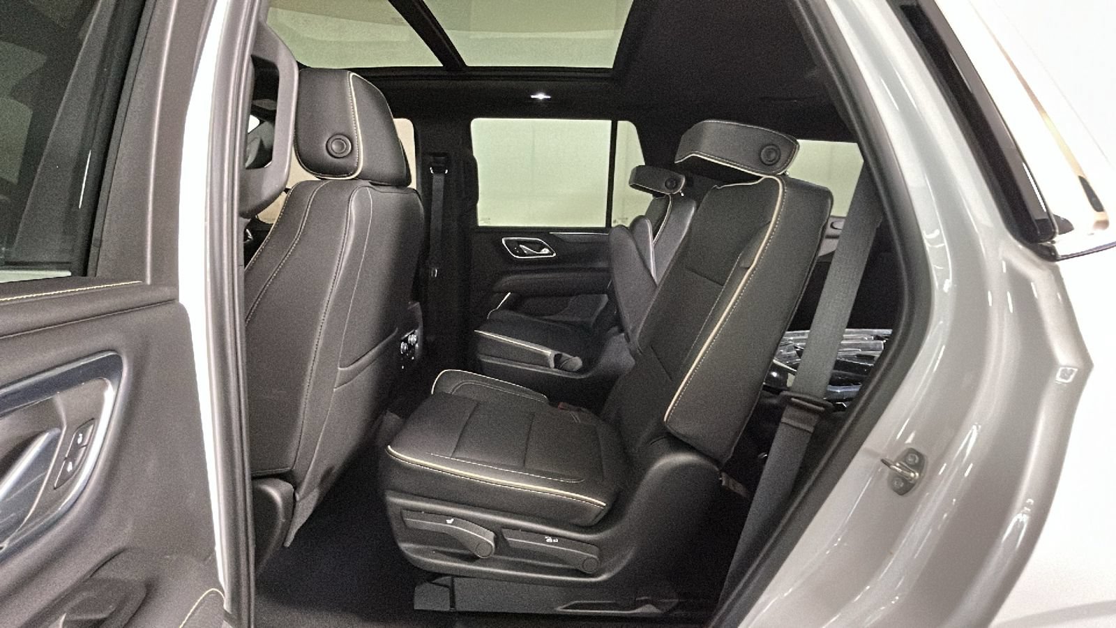 Used 2023 GMC Yukon SLT w/ SLT Premium Package AWD/4WD image 30