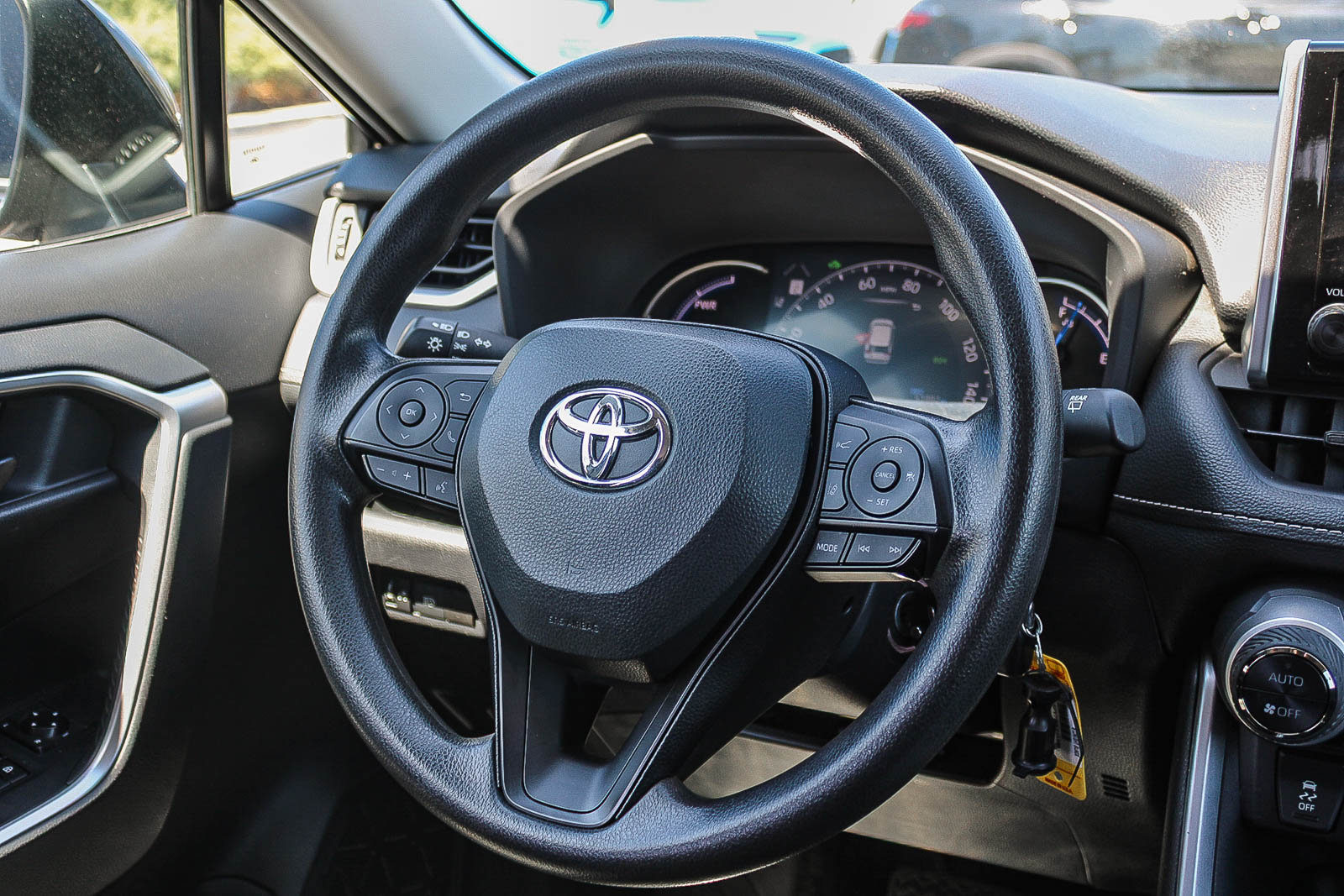 Used 2024 Toyota RAV4 LE AWD/4WD image 17
