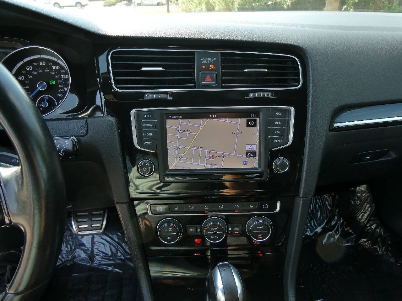 Used 2016 Volkswagen Golf R 4-Door AWD/4WD image 17