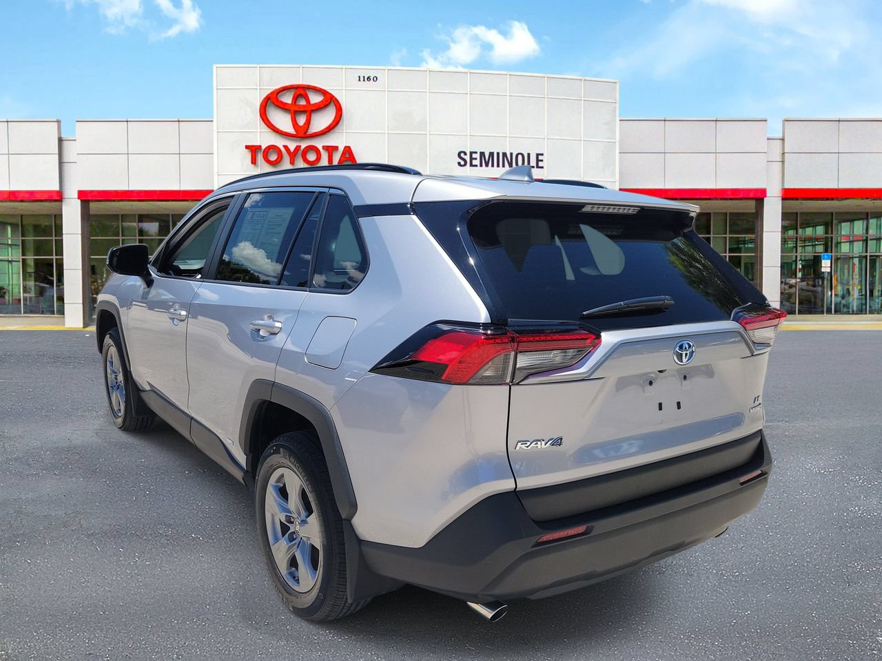 Used 2024 Toyota RAV4 LE AWD/4WD image 7