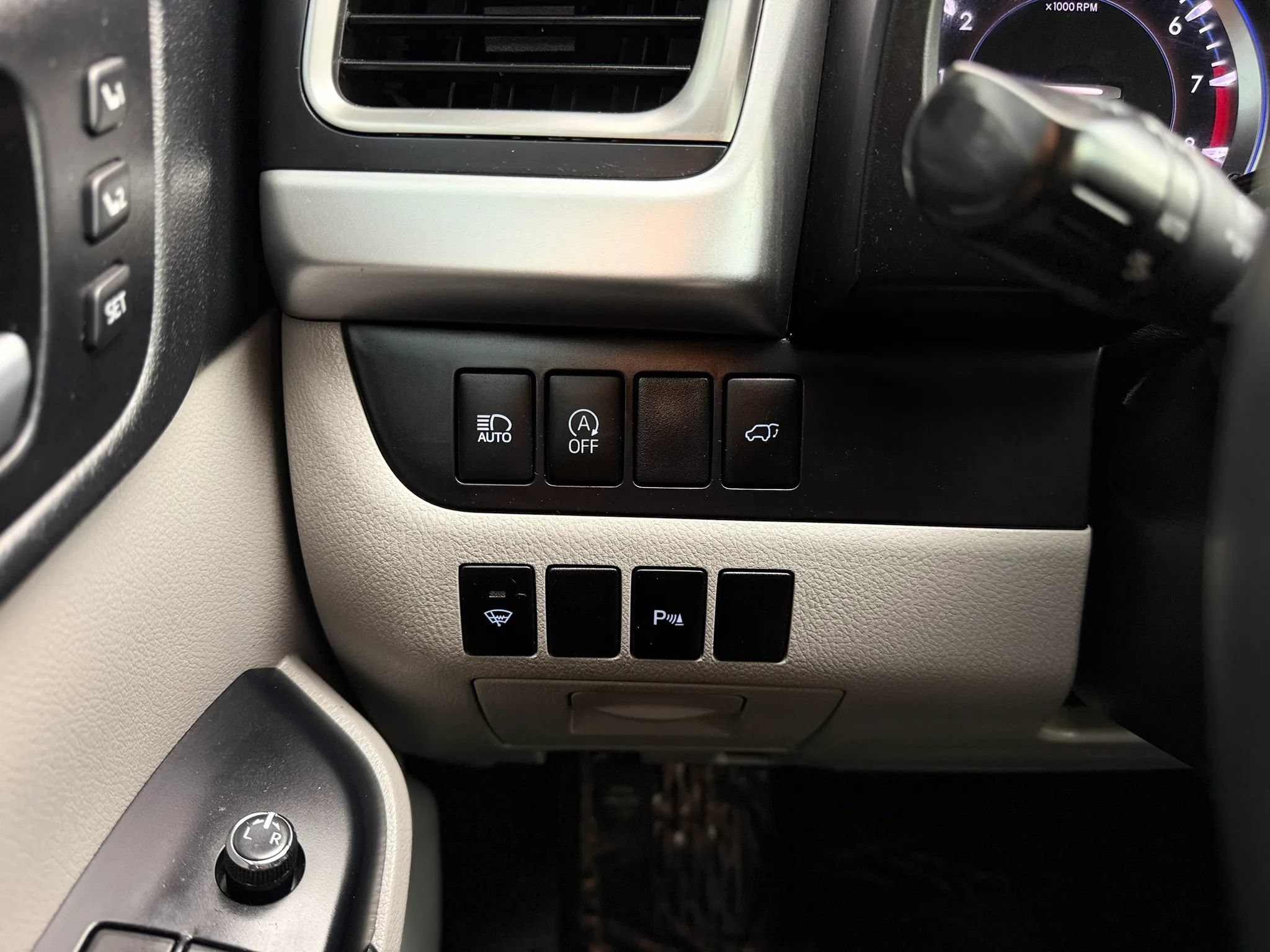 Used 2018 Toyota Highlander Limited w/ Carpet Mat Package (TMS) AWD/4WD image 34