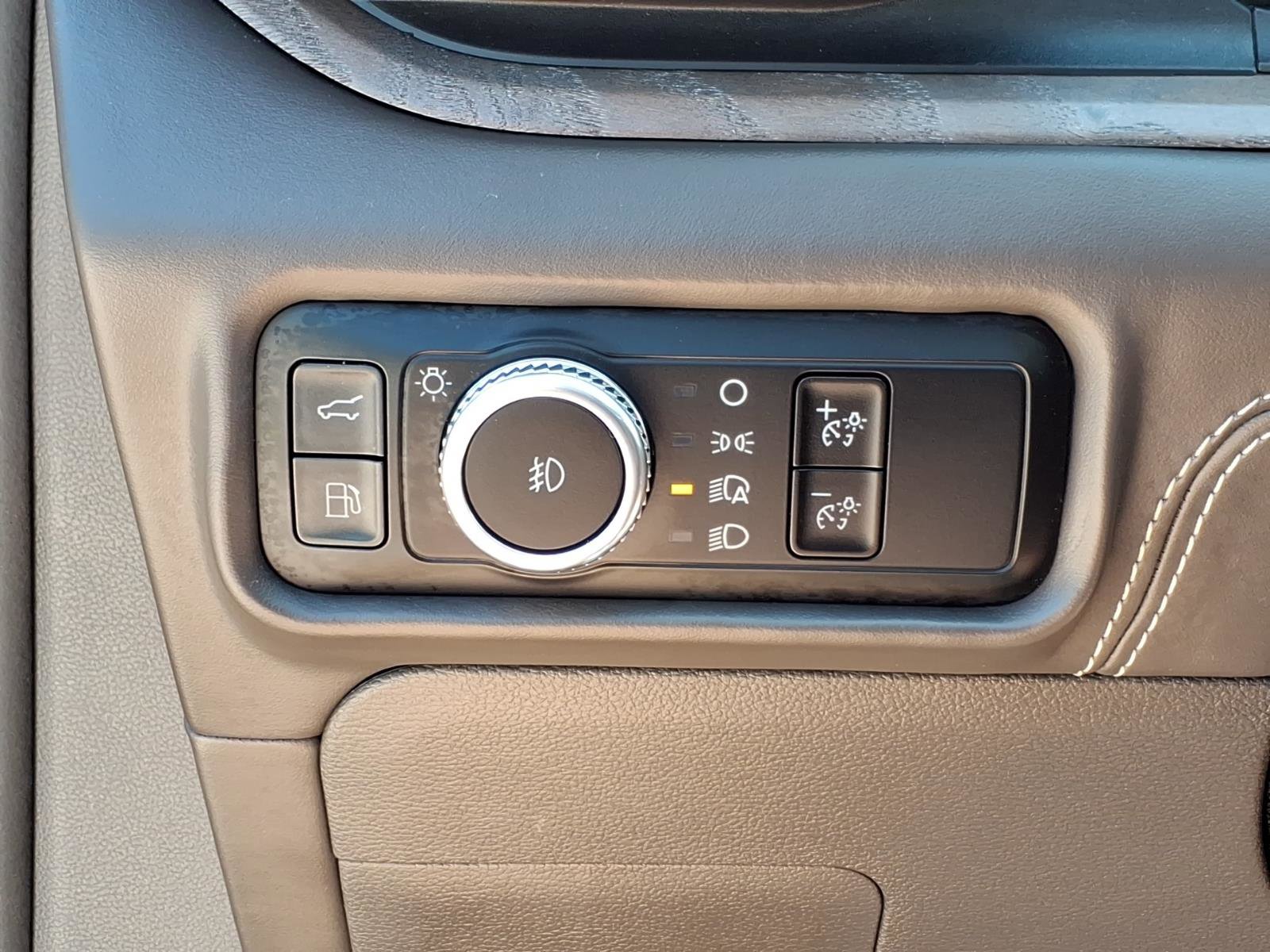 Used 2023 Ford Explorer Platinum w/ Technology Package AWD/4WD image 17