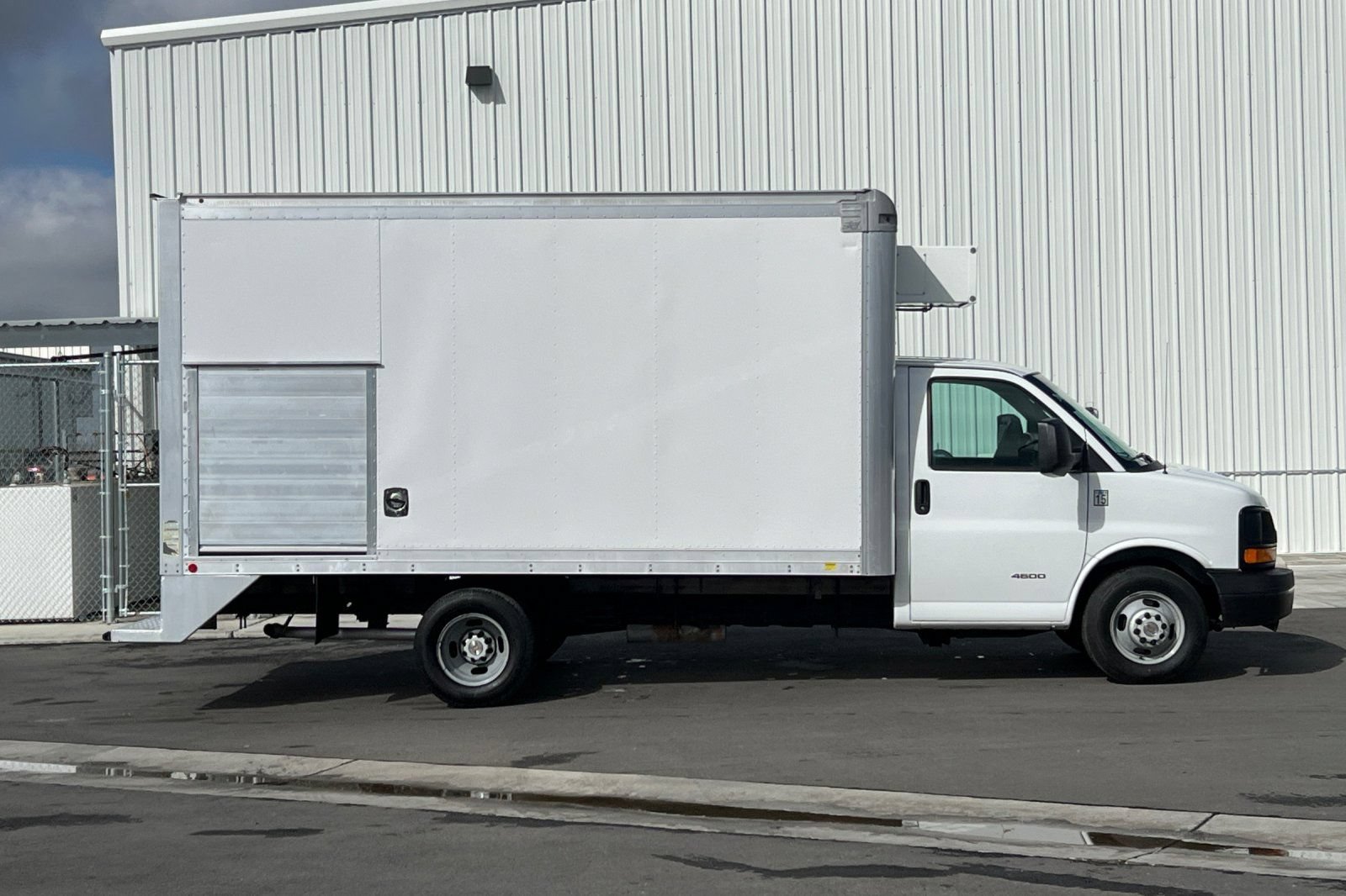 Used 2015 Chevrolet Express 4500 RWD image 3