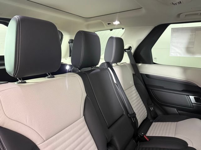 New 2025 Land Rover Discovery Metropolitan Edition AWD/4WD image 29