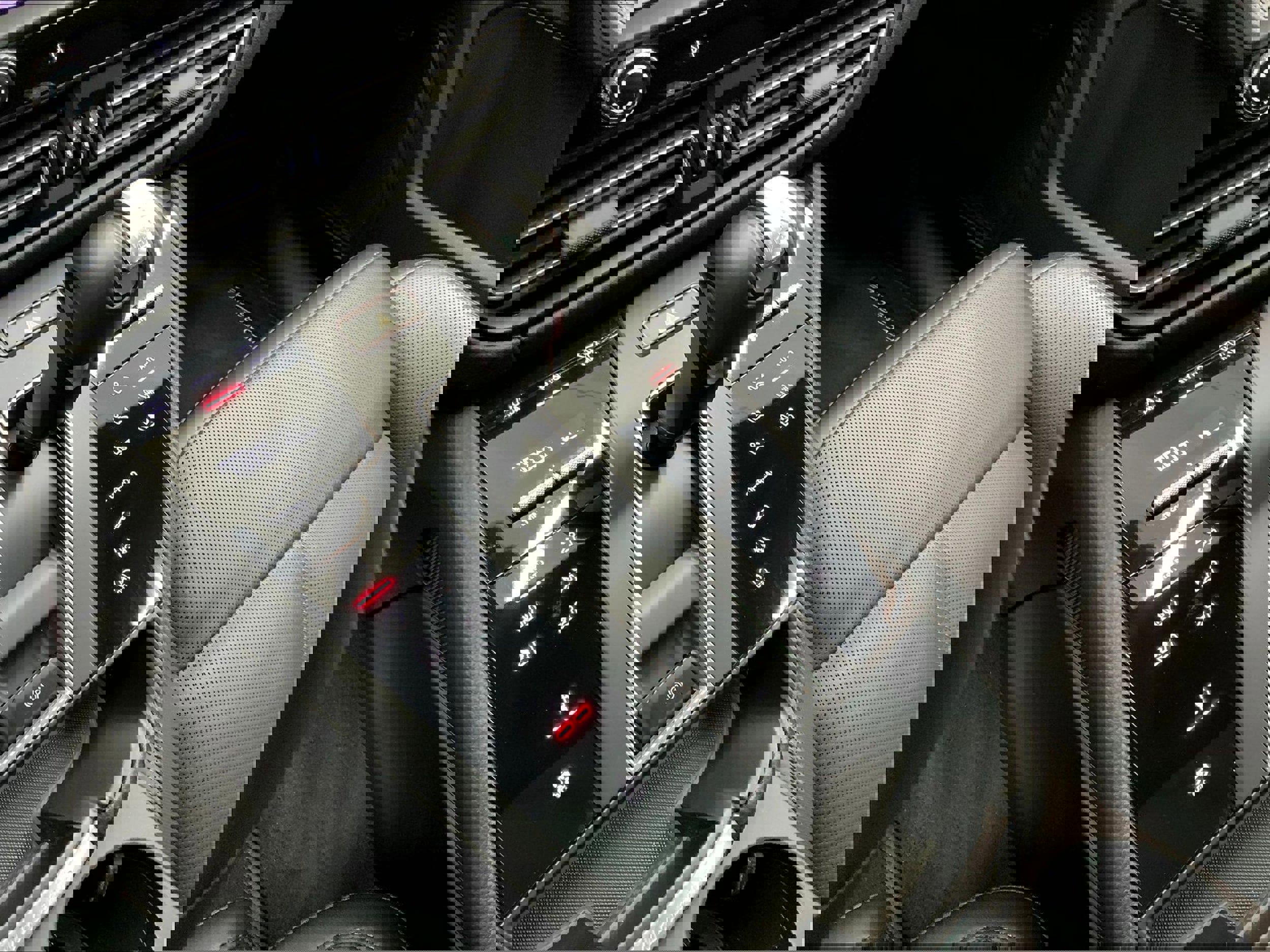 Used 2023 Porsche Macan Turbo image 18